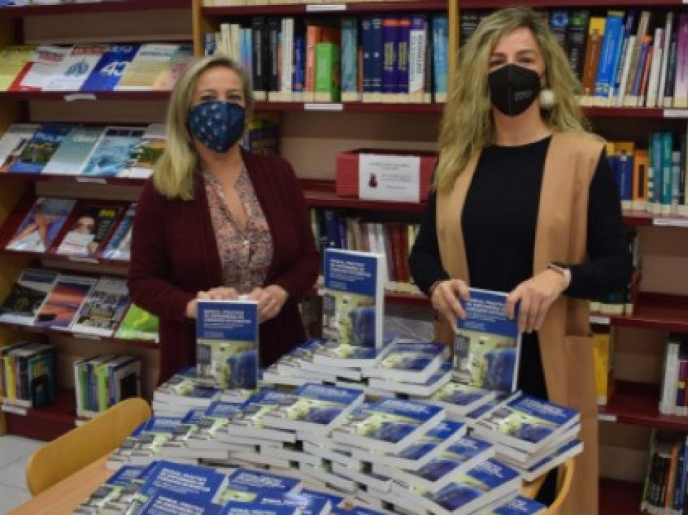 Los enfermeros compran libros para ayudar a los comerciantes de Huesca