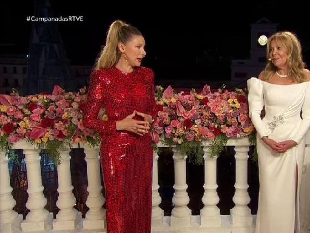 El vestido "mascarilla" de Pedroche, el blanco de Obregón y el rojo de Igartiburu... ¿Con cuál te quedas?