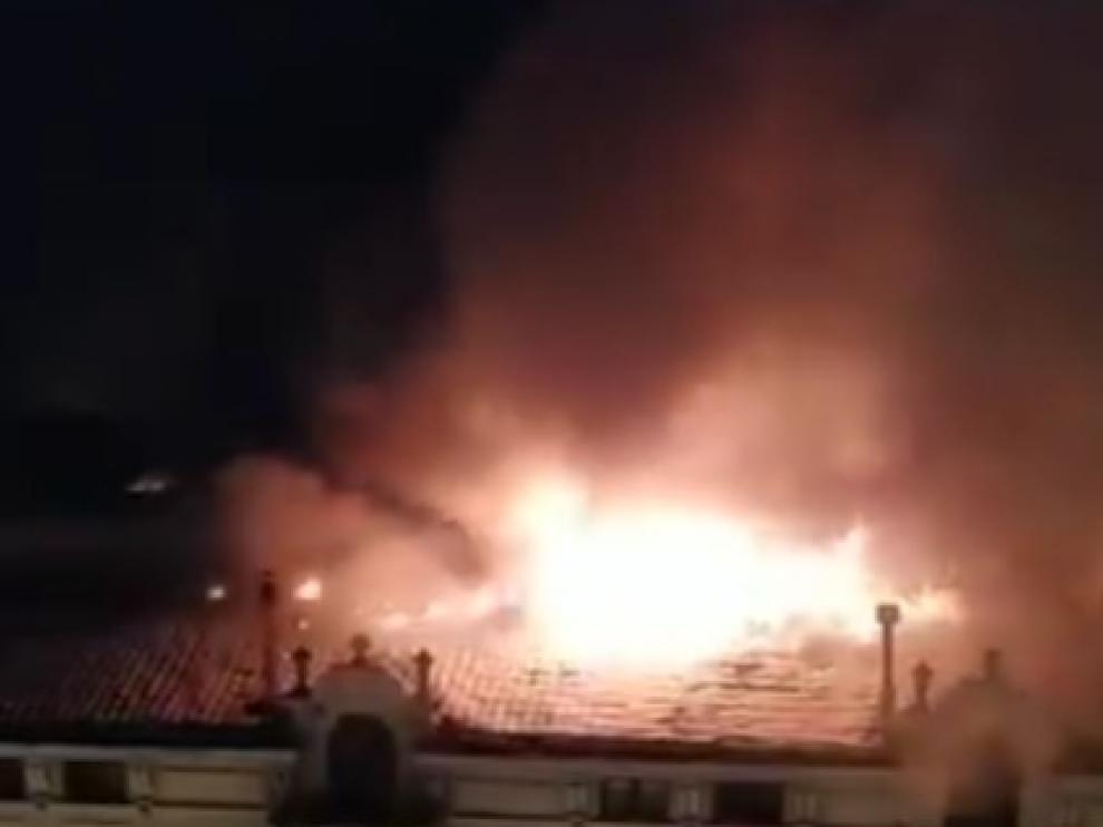 Jaca se estremece ante el incendio de la emblemática Casa La Rubia