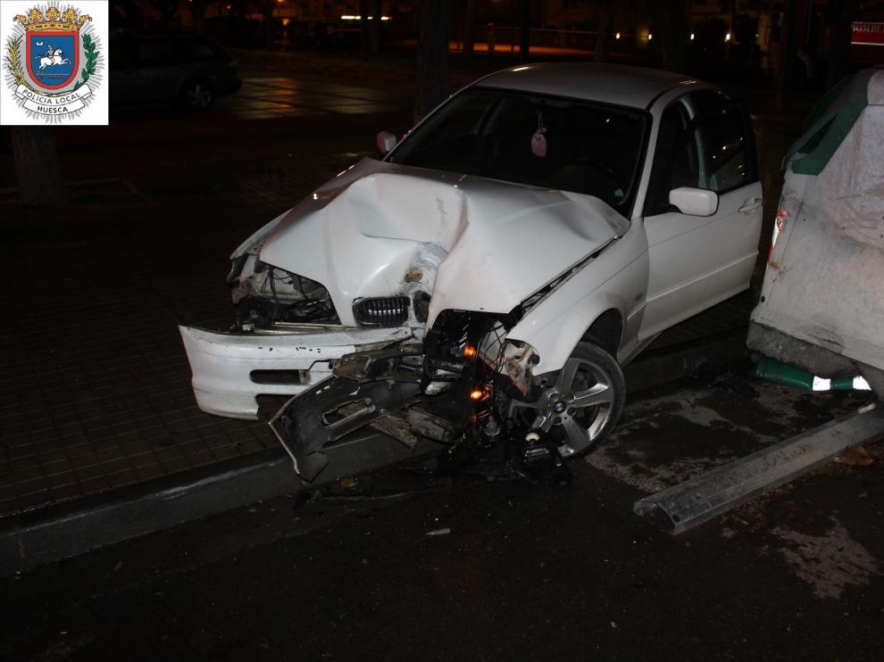 La Policía Local de Huesca detiene a una persona y busca a otras dos tras un accidente con un coche robado