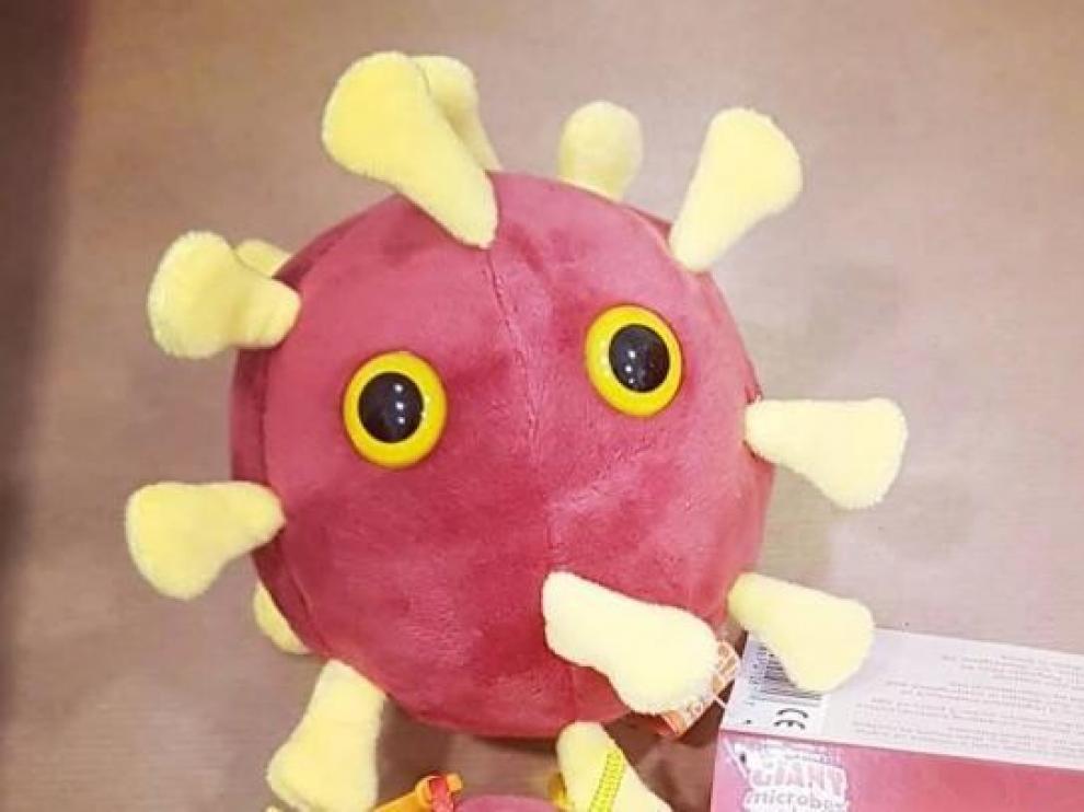 Un peluche de la covid causa sensación como regalo de Reyes