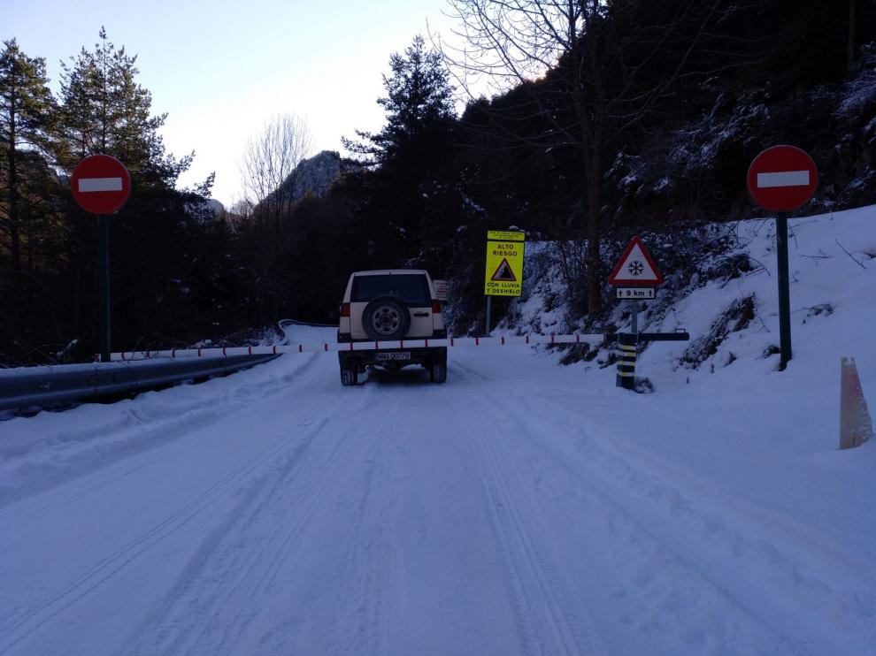 Cierra un tramo de la carretera del Cañón de Añisclo y otras 16 vías de Huesca necesitan cadenas