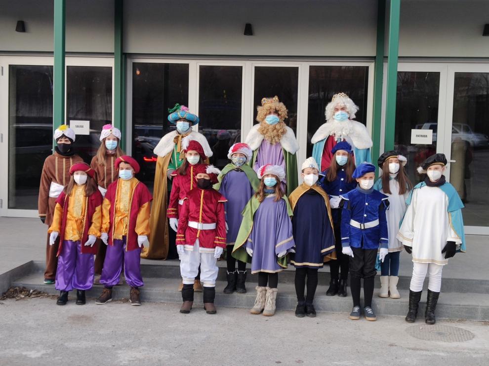 Los reyes magos reparten ilusión por toda la provincia de Huesca sin miedo al frío y la nieve