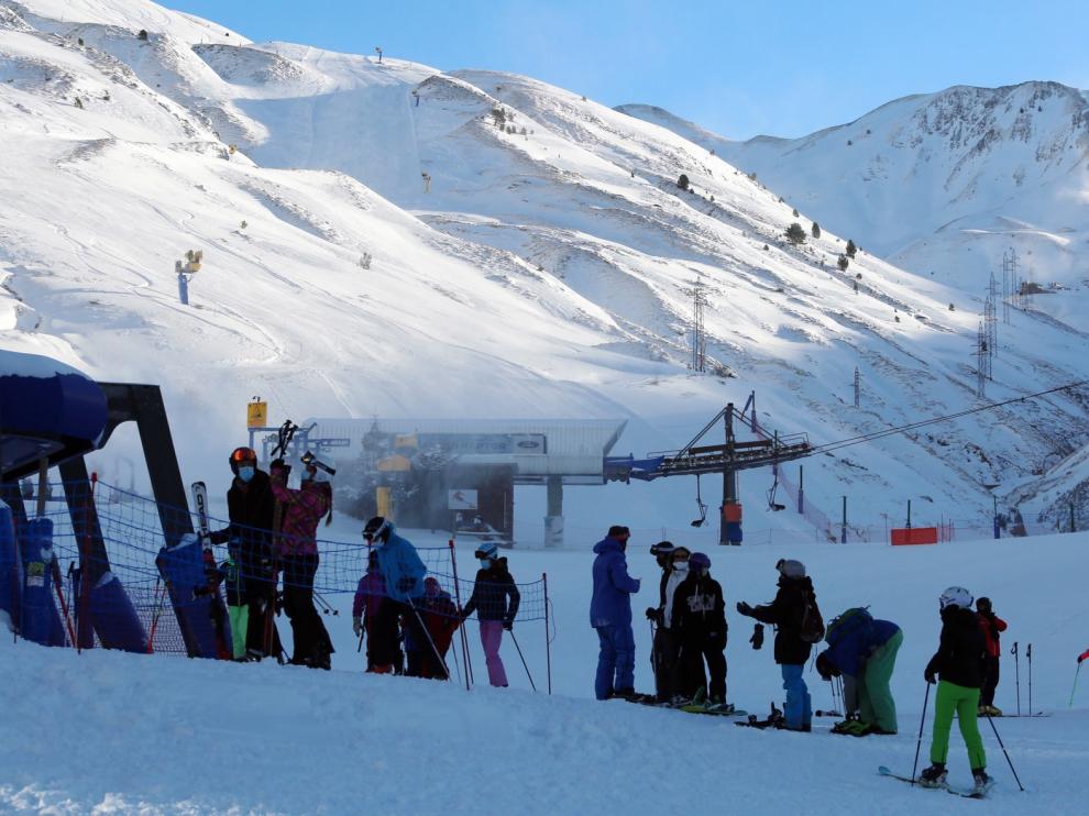 Astún sigue abierta para el público oscense tras una Navidad floja