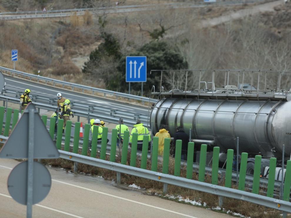 El accidente de un camión que transportaba mercancías peligrosas obliga a cortar la autovía en Nueno