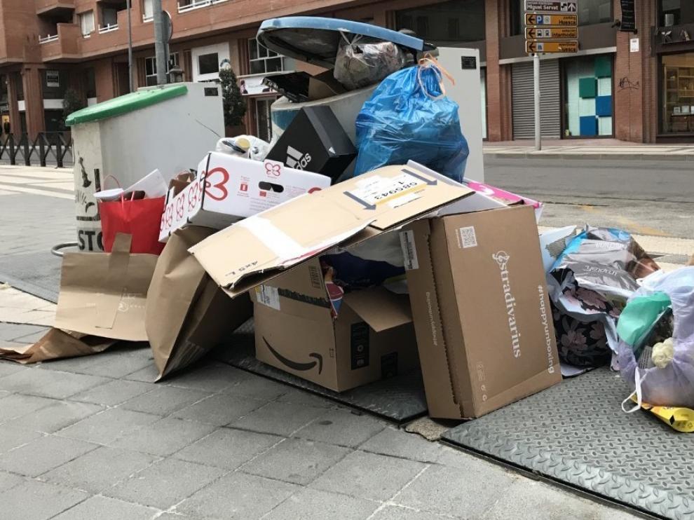 Basura en la calle Cavia de Huesca