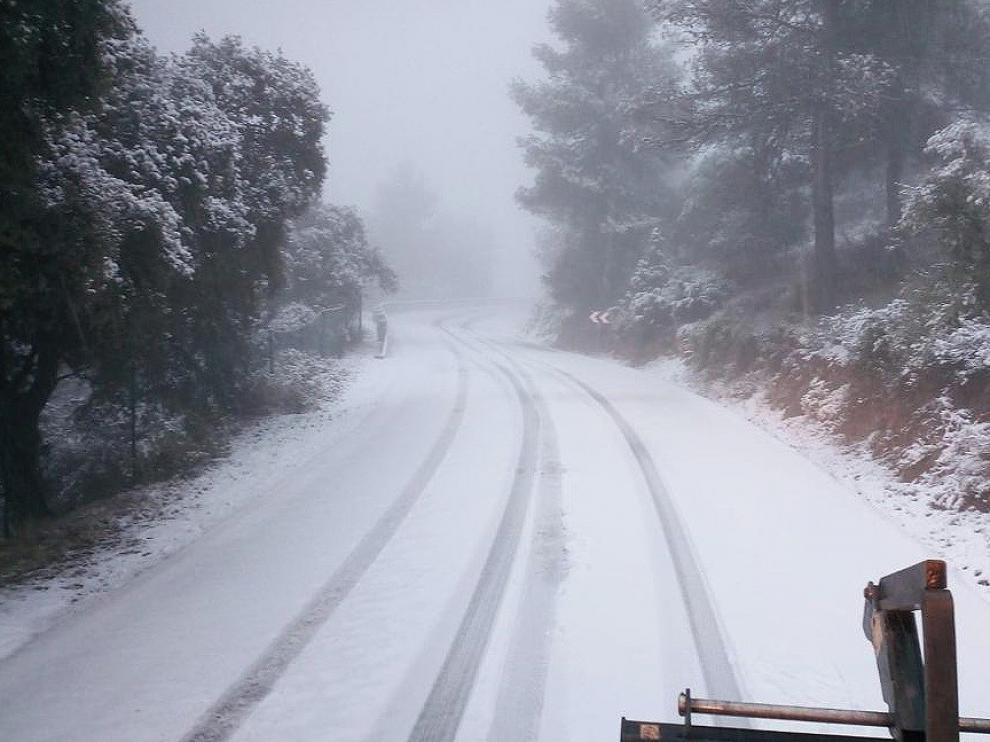 Nevadas históricas obligan a cortar carreteras y a suspender trenes y vuelos