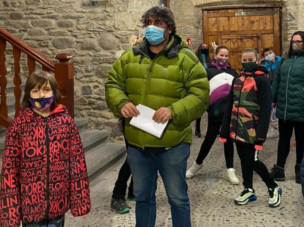 Unos 200 jóvenes participan en el casting de Netflix en Benasque