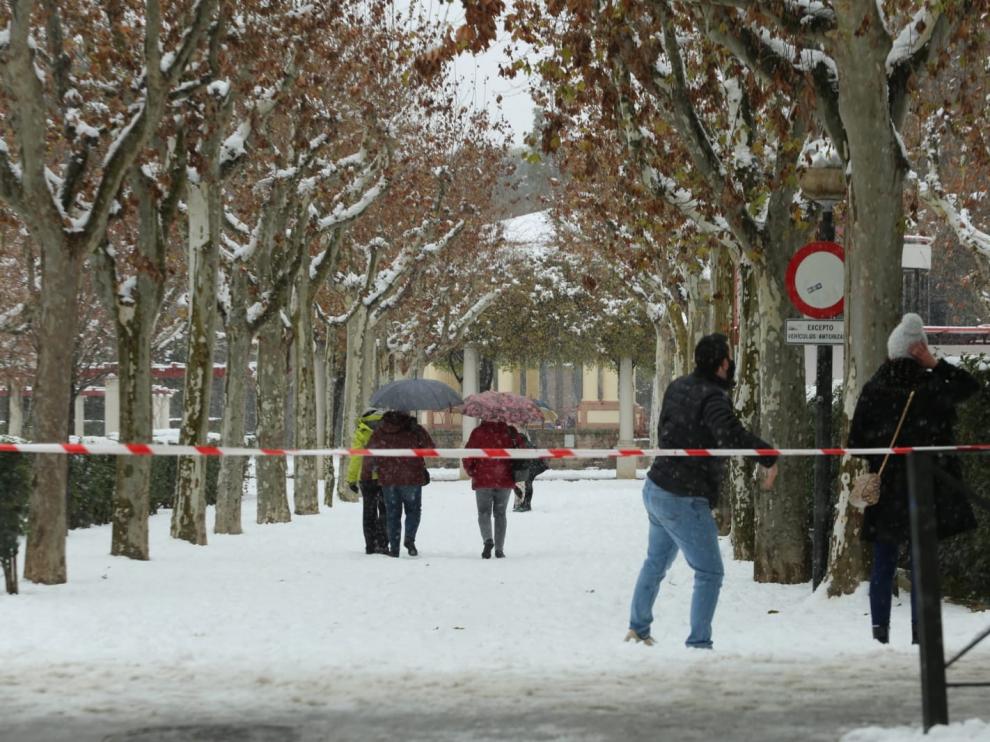 La nieve obliga a cerrar por precaución la calle del Parque y el Parque Miguel Servet de Huesca
