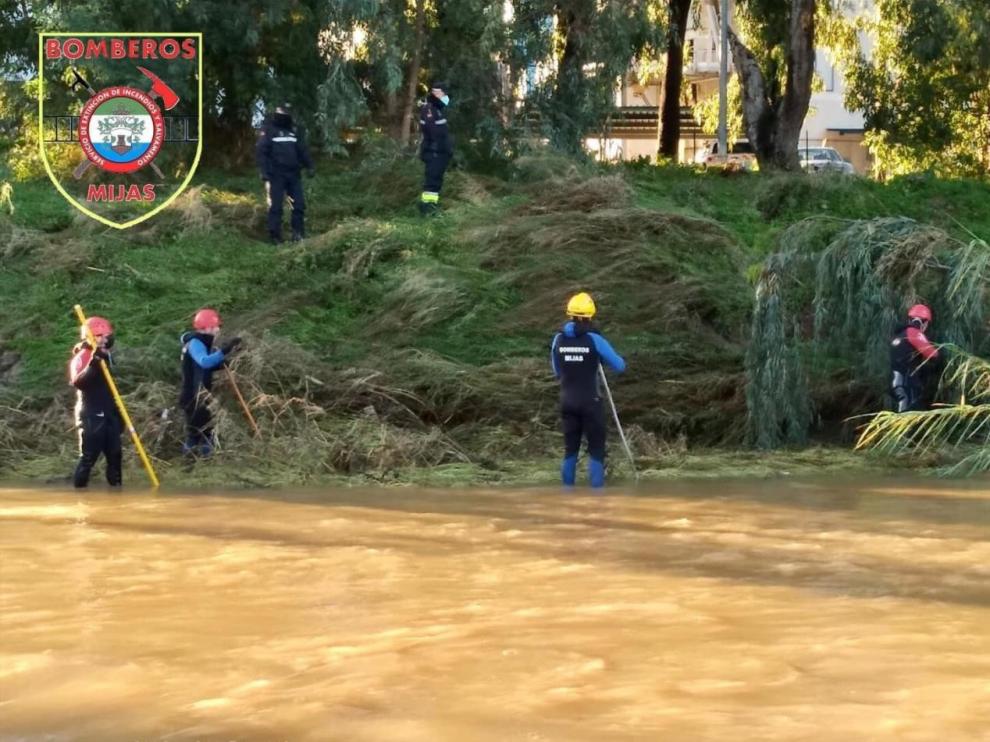 Muere una mujer al arrastrar su coche el agua en Fuengirola y buscan al hombre que la acompañaba