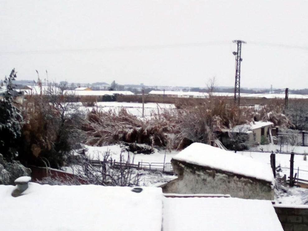 El hielo complica la circulación por la A-131 y avanza por las calles de Sariñena