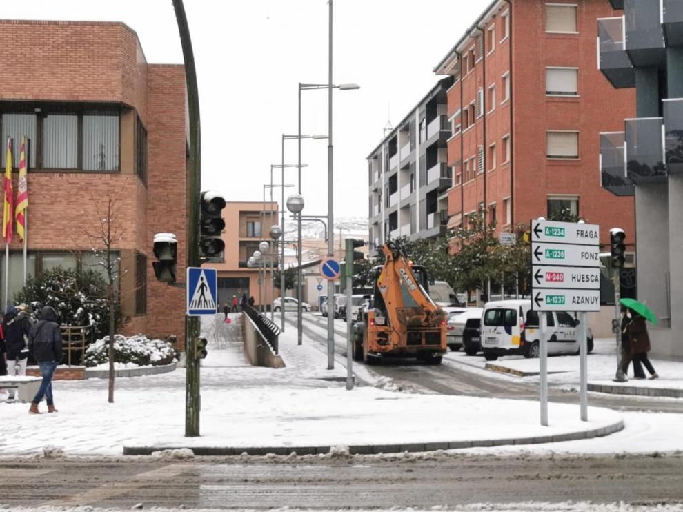 El alcalde y los vecinos de Fonz se multiplican para achicar el agua de una vivienda