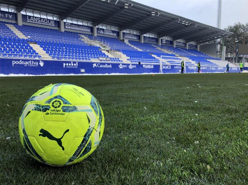 Esfuerzo descomunal para retirar la nieve de El Alcoraz y se pueda jugar el Huesca-Betis