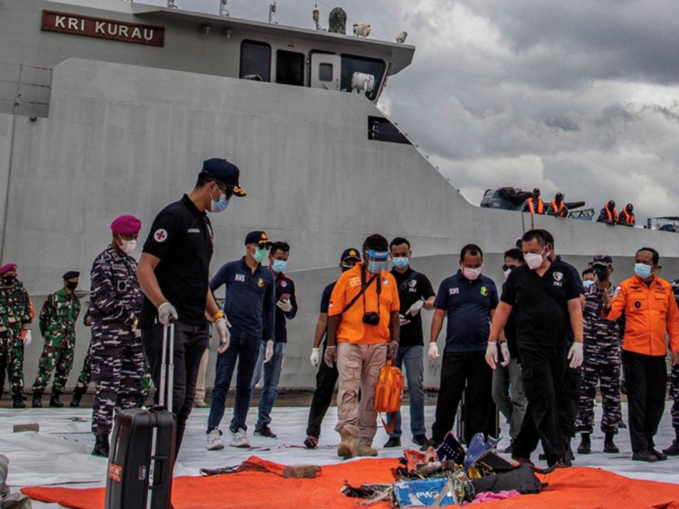 Localizan el avión que cayó al mar en Indonesia