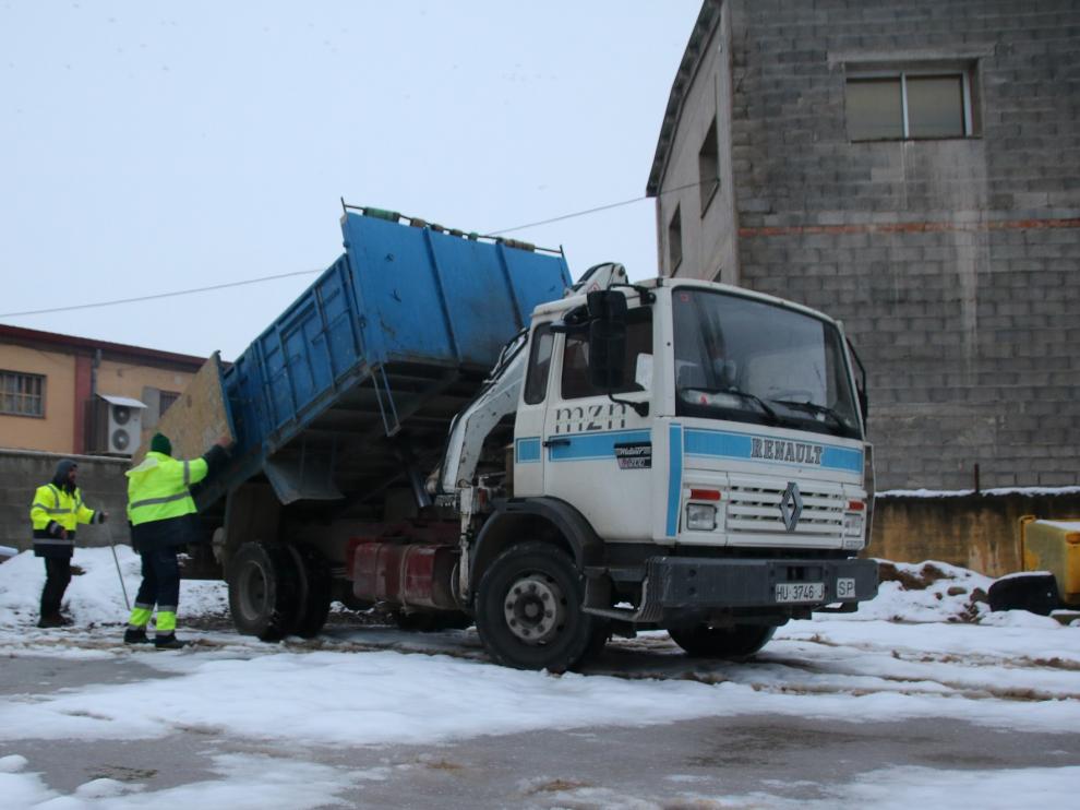 El dispositivo especial del Ayuntamiento de Monzón ha esparcido ya más de 6.000 kilos de sal