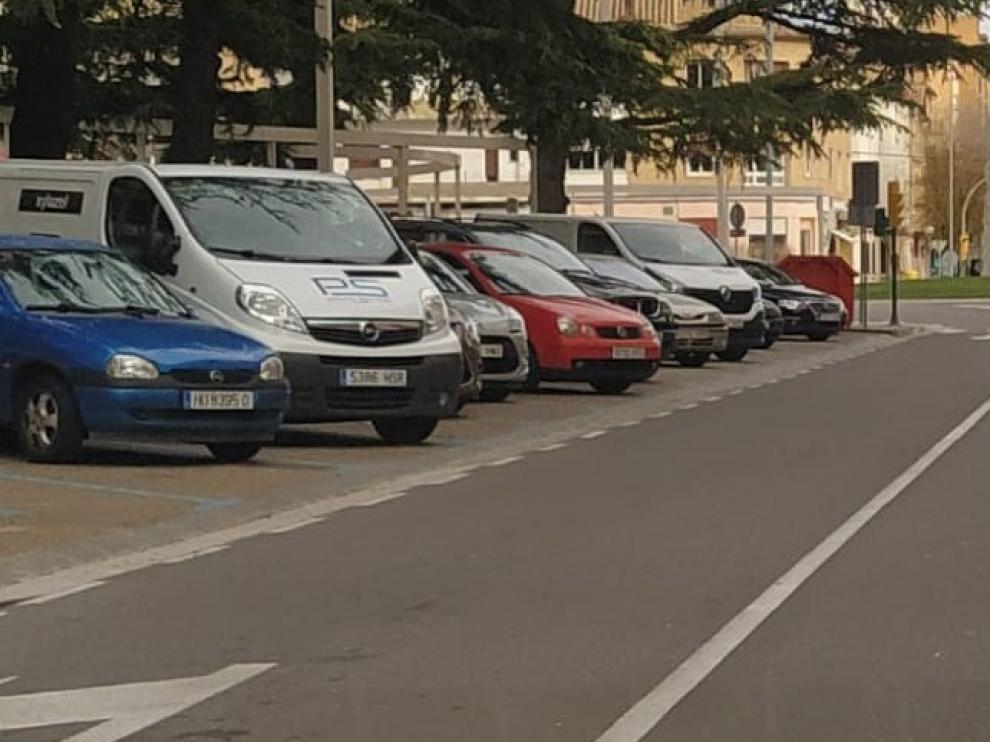 La Federación de Barrios de Huesca pide más espacio detrás de los coches en los aparcamientos del paseo Ramón y Cajal