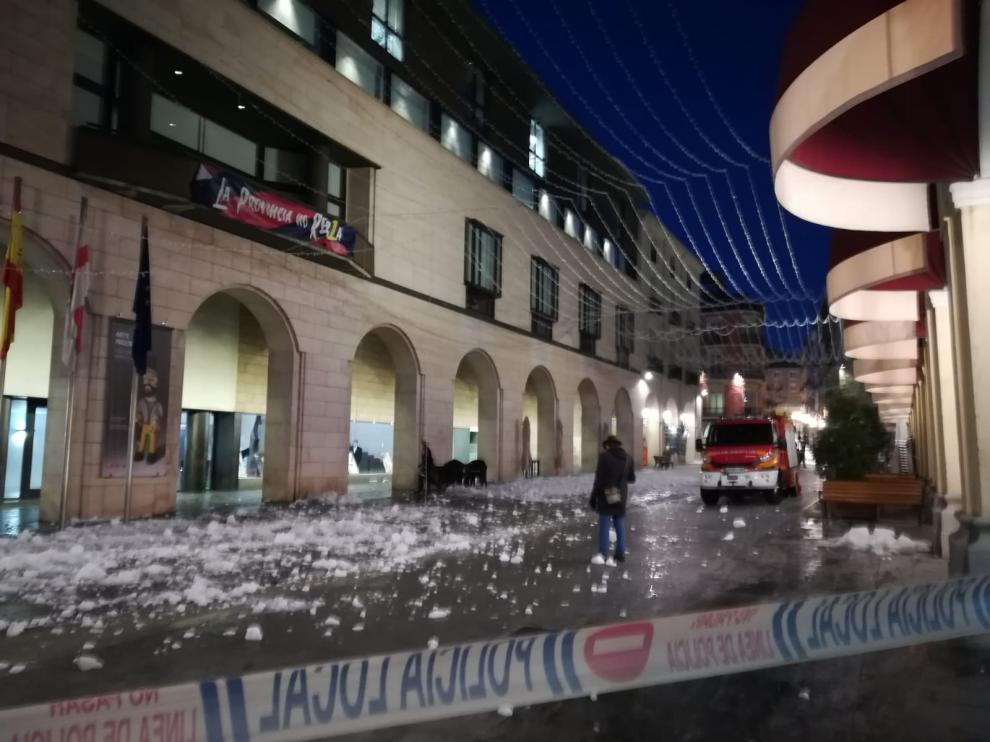 Cerrados los Porches de Galicia en Huesca para retirar la nieve acumulada en los tejados