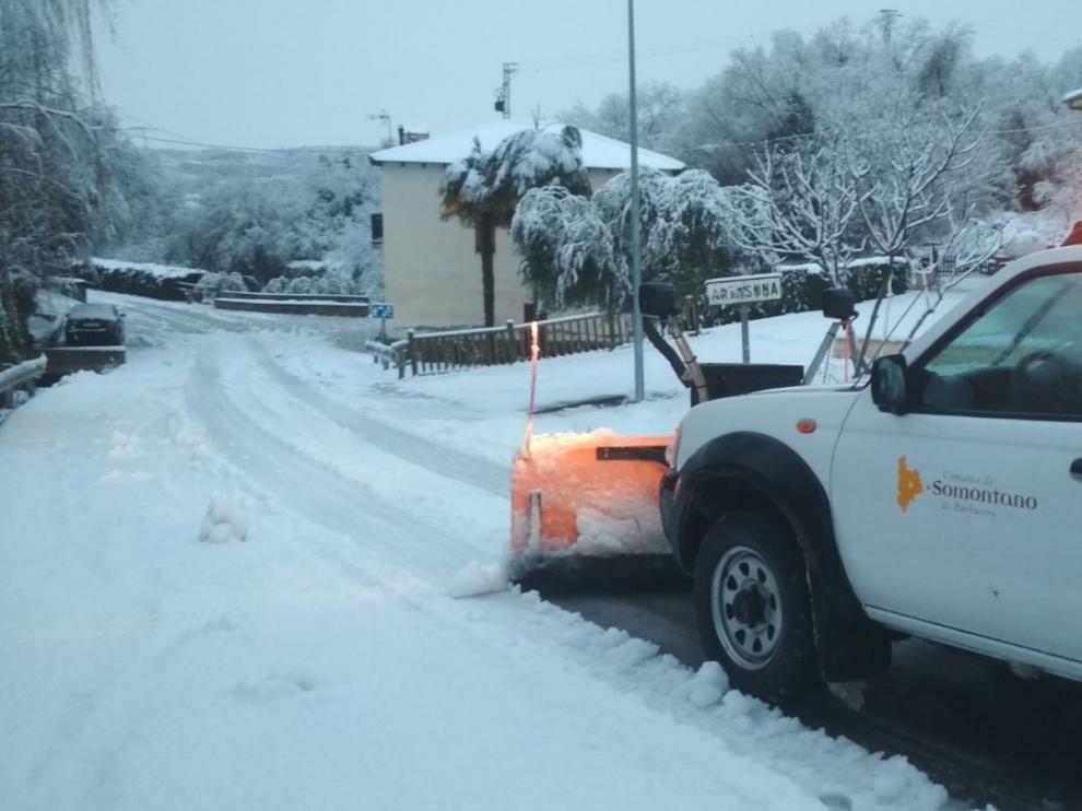 Tres carreteras cortadas al tráfico en la provincia entre más de 60 incidencias por hielo