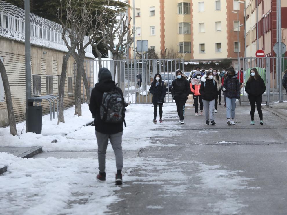 Vuelta a clase en la provincia de Huesca entre nieve, hielo y sin salir al patio de recreo