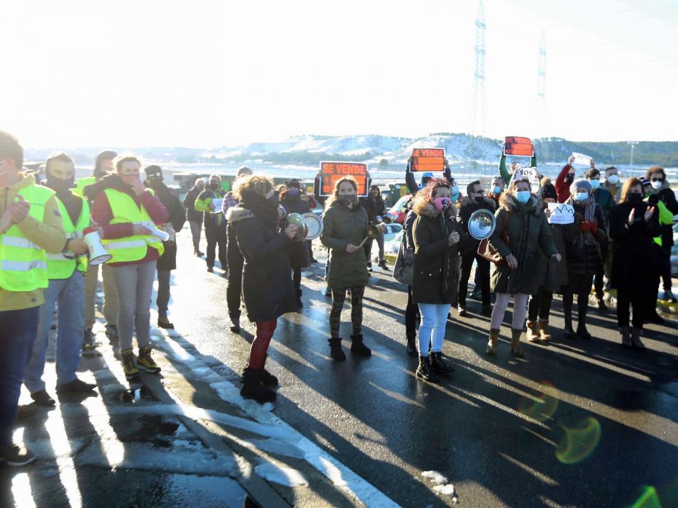 Caravana reivindicativa de vehículos a favor del sector de la nieve