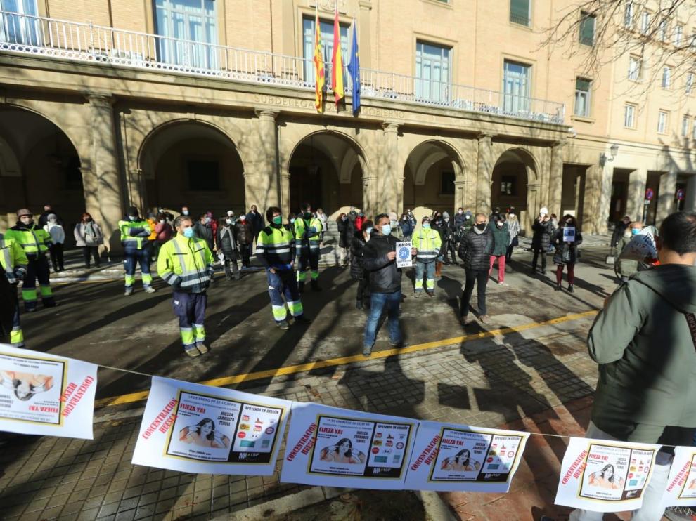 Más de medio centenar de trabajadores temporales públicos exigen regularizar su situación