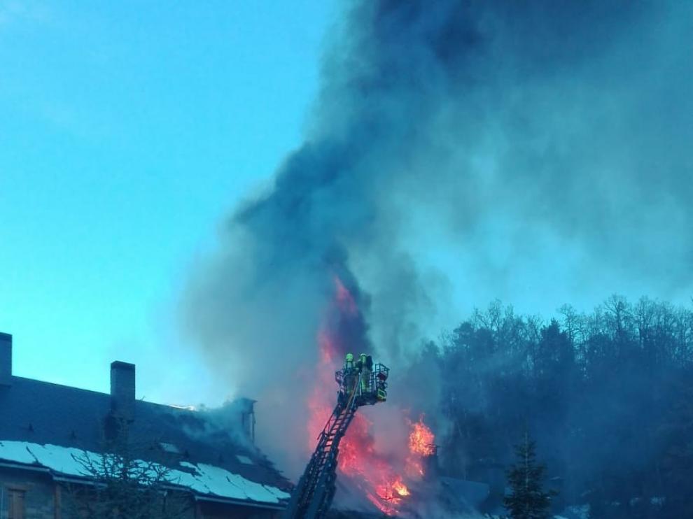 Un incendio arrasa cuatro viviendas en Tramacastilla