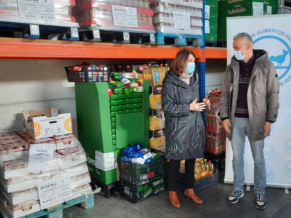 Los vecinos del pasaje Almériz donan su premio "Ilumina tu Navidad" al Banco de Alimentos de Huesca