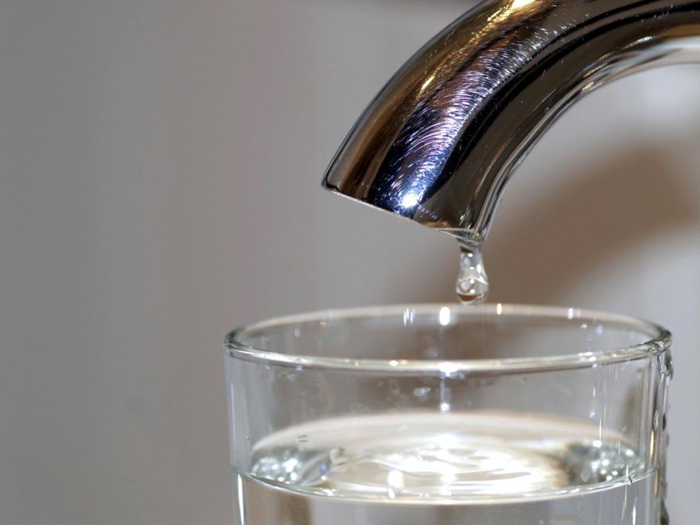 Cortan el agua en una zona de la ciudad de Huesca para sustituir una tubería