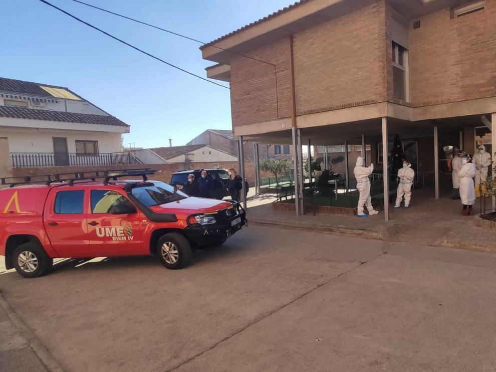 La UME desinfecta la residencia comarcal de Tamarite