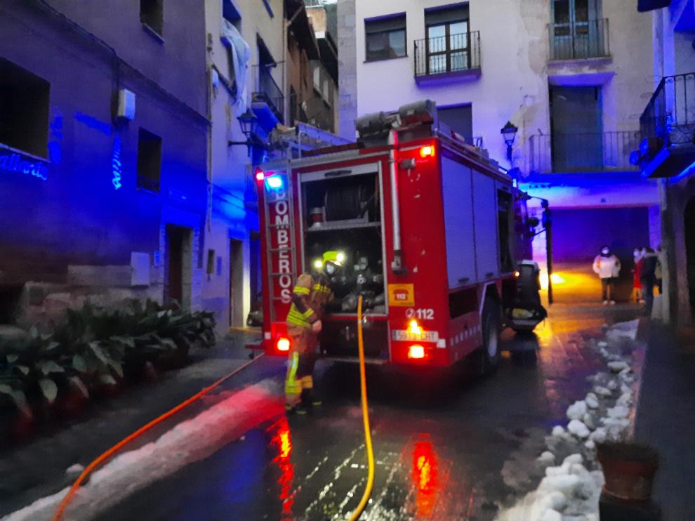 El fuego daña dos plantas de una vivienda del casco antiguo de Graus