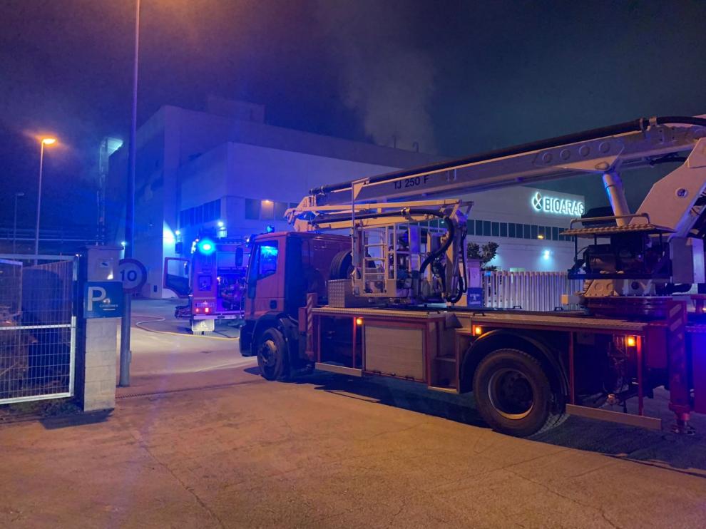 Los trabajadores de una empresa de Altorricón apagan un incendio declarado en las instalaciones