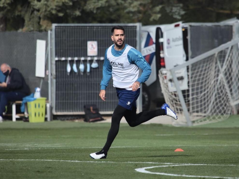 Insua, tras dar positivo en covid, se suma a las bajas del Huesca en Getafe