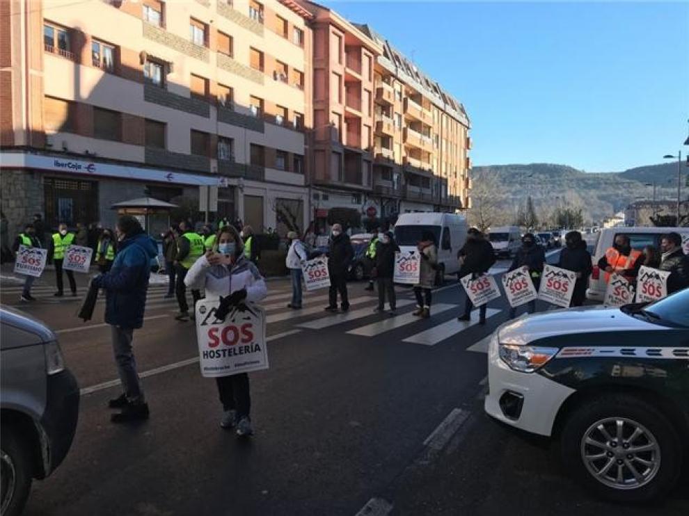 Un millar de personas participan en una marcha reivindicativa entre Aínsa y Boltaña