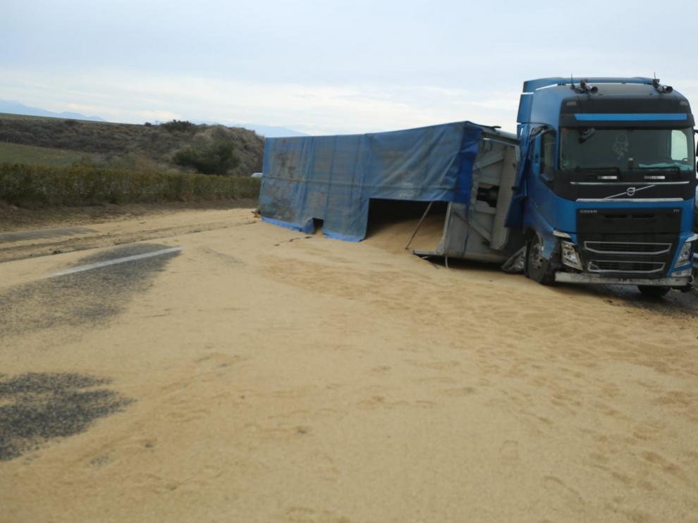 La autovía A-23 permanece cortada en dirección Huesca tras accidentarse un camión