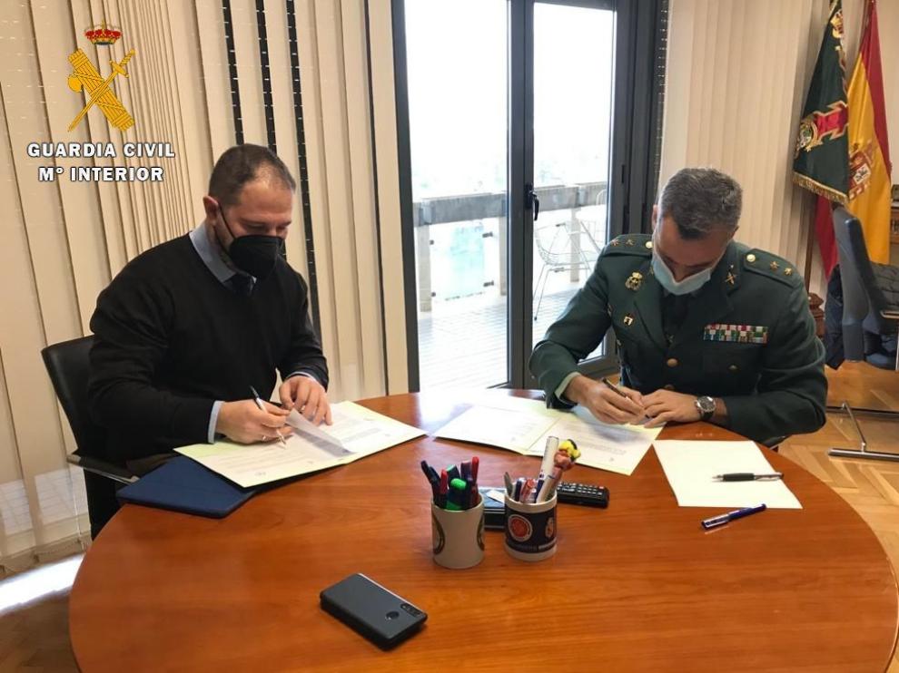 La Guardia Civil y los Farmacéuticos de Huesca trabajan juntos por la seguridad de los mayores