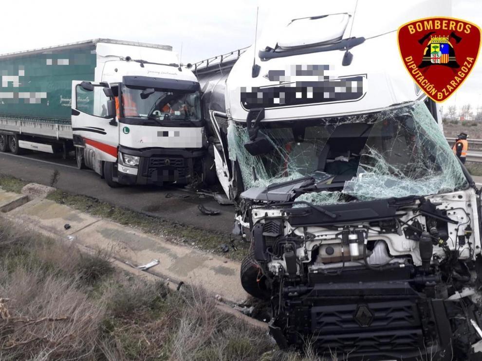 Tres heridos al chocar varios camiones en la A-68, en Figueruelas
