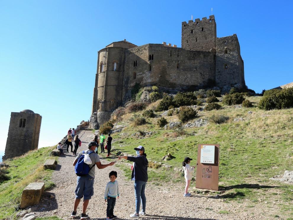 El turismo urge vacunaciones masivas para salvar el verano