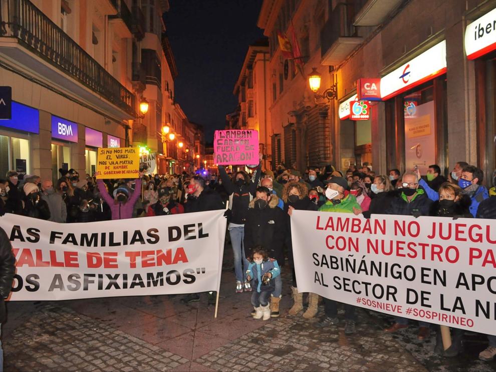 Medio millar de personas se manifiestan en Jaca con el comercio y la hostelería
