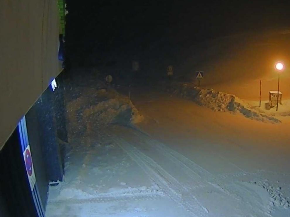 La nieve complica el tráfico en el Pirineo y cierra la carretera del Balneario de Panticosa