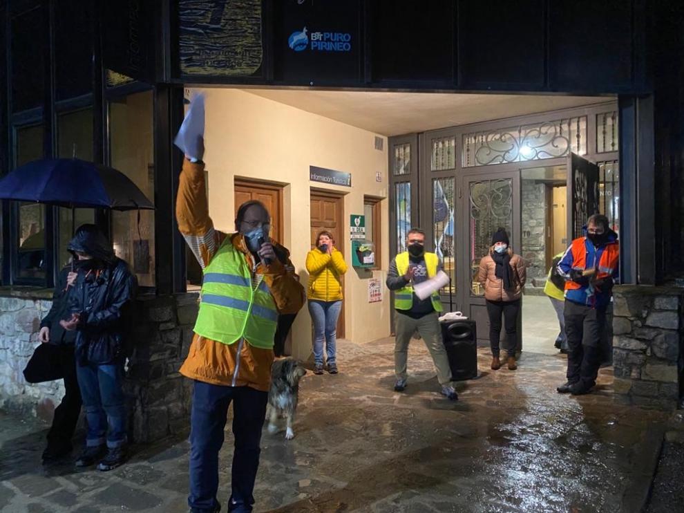 Alrededor de 200 personas responden en Castejón de Sos a la llamada de SOS Pirineo