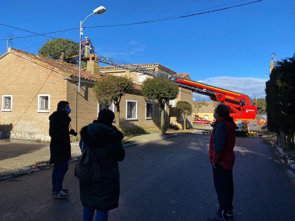 Retiran un árbol que cayó sobre una vivienda en el núcleo de San Jorge
