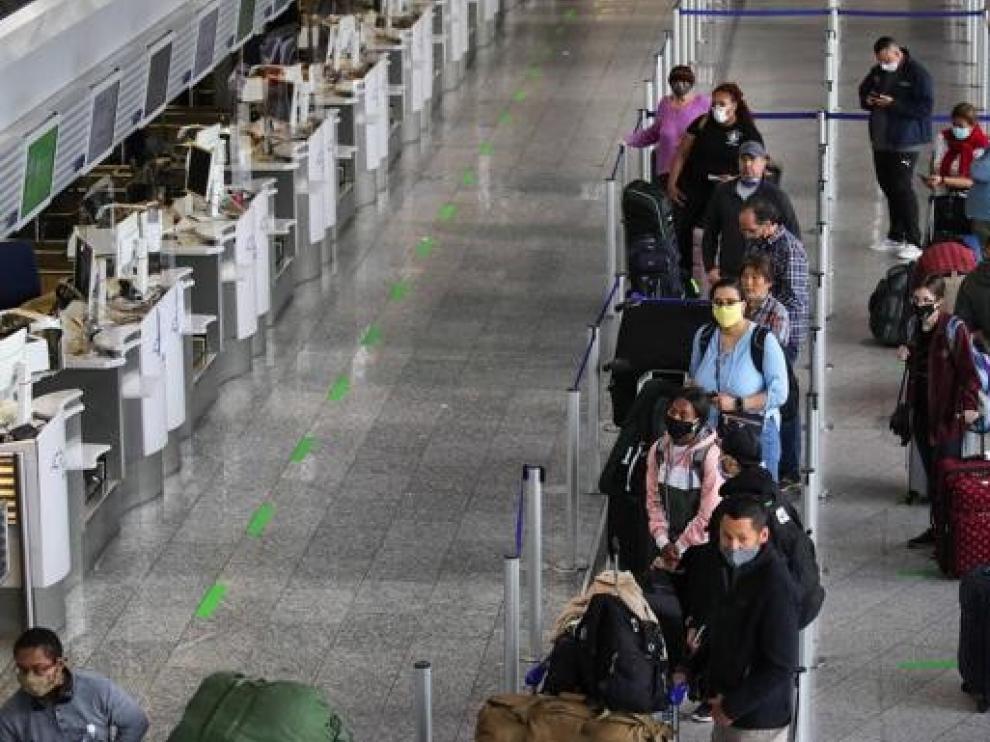 Europa pide confinar regiones de alto riesgo y reducir los viajes
