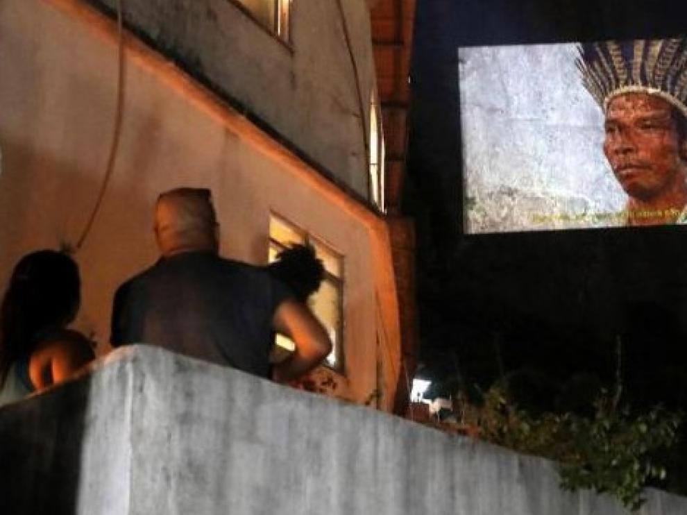 La mayor favela de Río de Janeiro disfruta del cine en una gran pantalla en la montaña