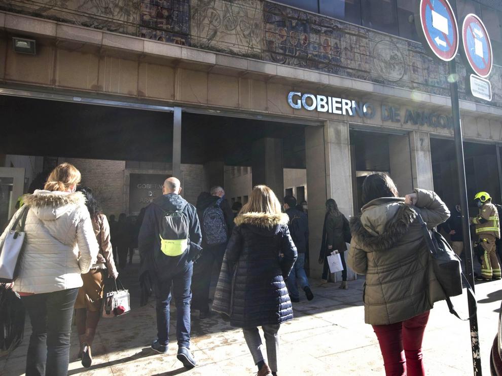 Un incendio obliga a evacuar el edificio de la DGA de San Pedro en Zaragoza