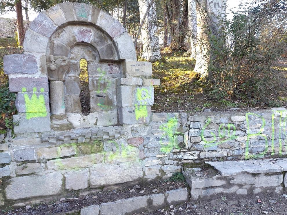 La iglesia de Castillo de Guarga, en el parque municipal de Sabiñánigo, sufre otro acto vandálico