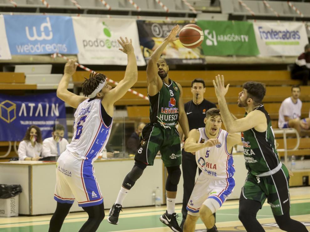Feliz estreno de Lanau y victoria del Levitec (76-64)