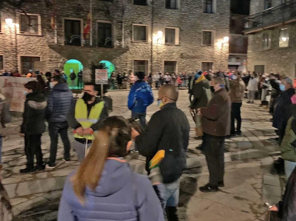 Unas 400 personas piden soluciones en Benasque para el sector turístico de montaña