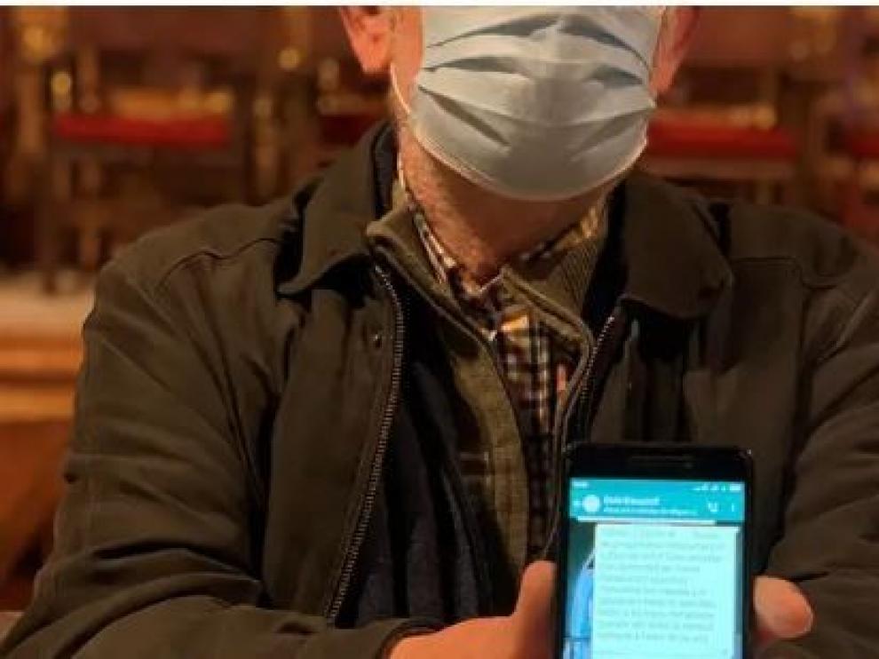 Un sacerdote sevillano usa el Whatsapp para llegar a sus fieles