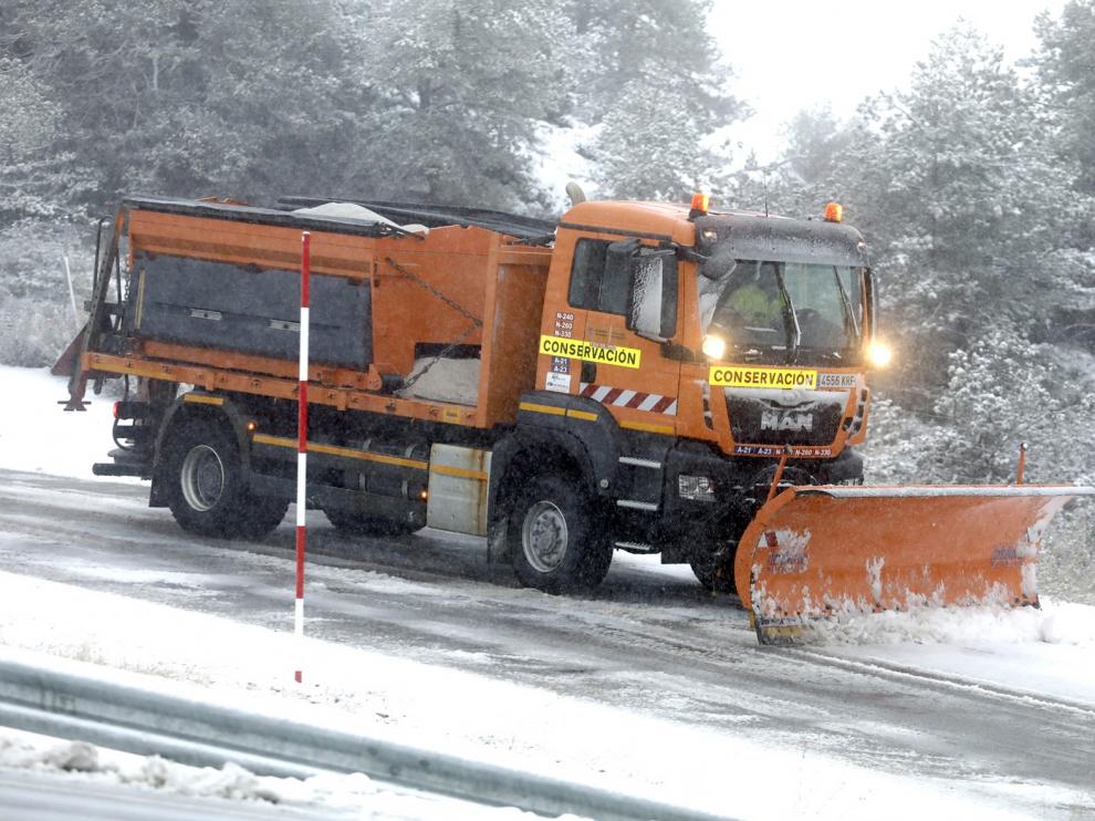 Casi 200 máquinas quitanieve y 30.920 toneladas de fundentes para hacer frente a las nevadas previstas en Aragón