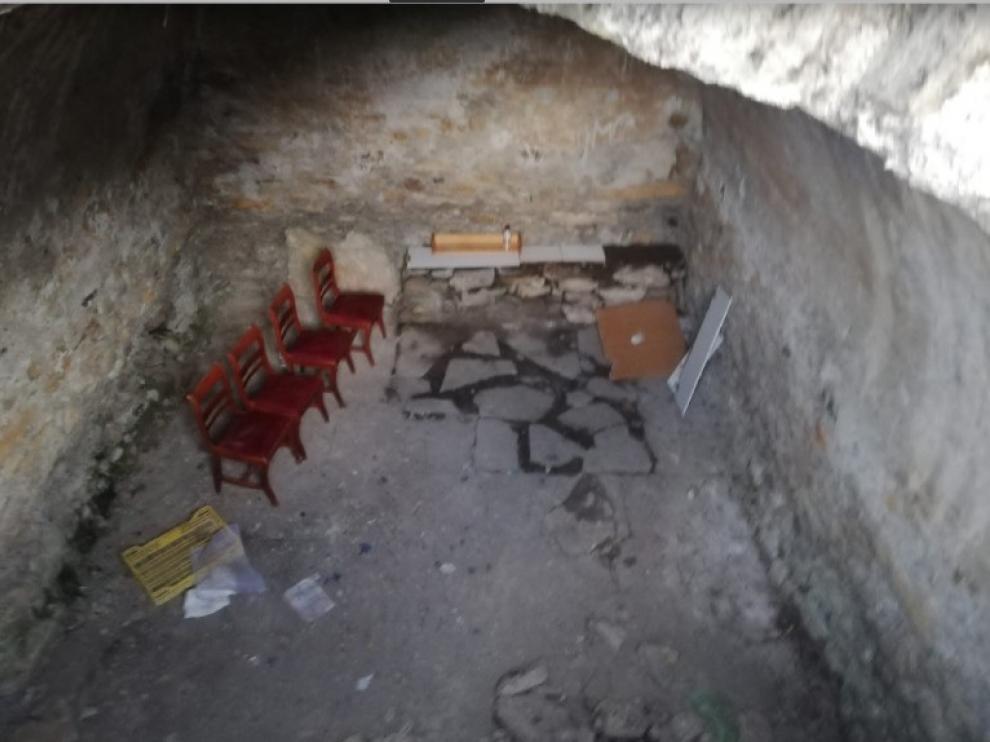 Los vecinos de Benasque limpian la basura del castillo en ruinas